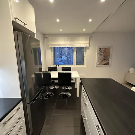 Cozy And Modern With Lakeside View 아파트 로바니에미