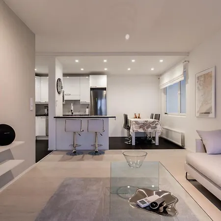 Cozy And Modern With Lakeside View *