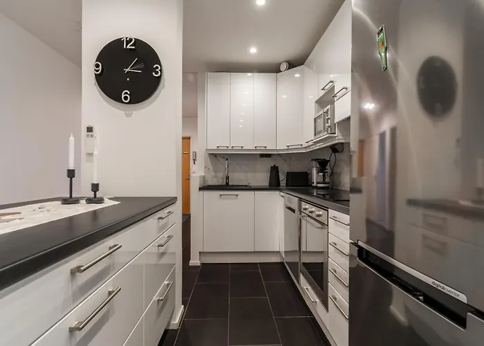 Cozy And Modern With Lakeside View Апартаменты *