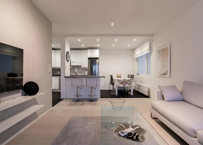 Cozy And Modern With Lakeside View *