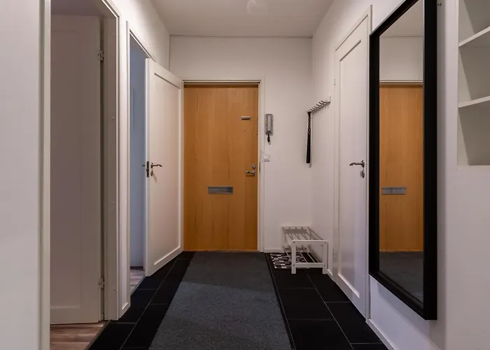 Cozy And Modern With Lakeside View Lägenhet *